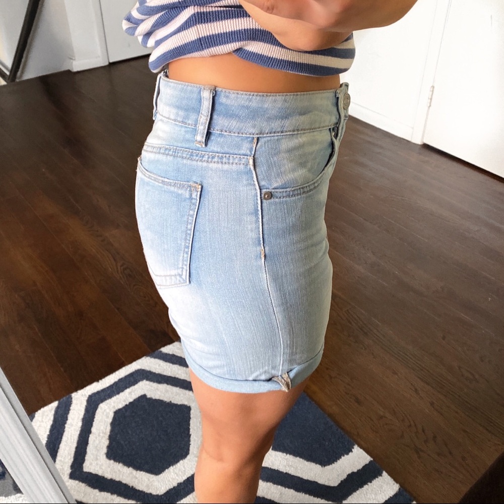 💙 LIGHT BLUE ROLL UP DISTRESSED SHORTS! - Picture 4 of 10